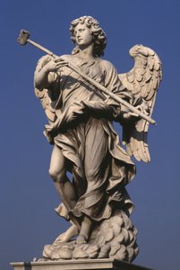 Estatua de un ángel sosteniendo un instrumento de la Pasión